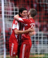 Fussball 1. Bundesliga : (v. li.) Bayern JUBEL nach dem Tor zum 3:0 mit Mario Gomez, Bastian Schweinsteiger