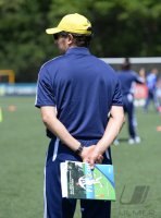 Fussball, Symbolbild Trainer mit Lehrbuch