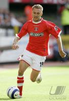 Fussball International: Charlton, ROMMEDAHL Einzelaktion am Ball