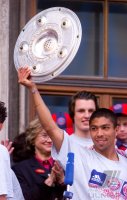 Fussball:  Giovanne Elber jubelt mit der Meisterschale
