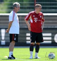 Fussball 1. Bundesliga: Trainer Jupp Heynckes , Bastian Schweinsteiger (v. li., FC Bayern Muenchen)