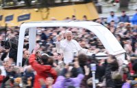 Papst Leo XIV.  bei der Weihnachtsbotschaft und dem Urbi Et Orbi Segen