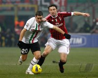 FUSSBALL SERIE A:  Simone Padoin (li, Juventus Turin) gegen Mark Van Bommel (AC Mailand)