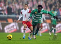 Fussball International:  Rafael Murawski (li, Polen) gegen Wilfried Bonny (re, Elfenbeinkueste)