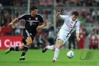 Fussball International Audi Cup 2011: Mario Gomez (li, FC Bayern Muenchen) gegen Mark Van Bommel (re, AC Mailand)