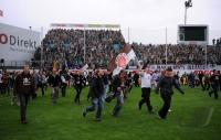 2. Fussball Bundesliga: JUBEL der Pauli Fans die den Platz stuermen