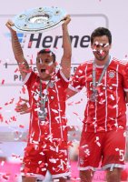 Fussball, 1. Bundesliga  Saison 16/17: Jubel FC Bayern Muenchen mit Schale