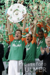 Fussball 1. Bundesliga: Bremen - Leverkusen, JUBEL Bremen mit Meisterschale