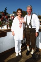 FUSSBALL 1. BUNDESLIGA: Trainer Jupp Heynckes  mit Frau Iris (FC Bayern Muenchen)