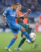 Fussball 1. Bundesliga, Saison 2012/2013: Daniel Williams (li, TSG 1899 Hoffenheim) gegen Nils Petersen (SV Werder Bremen)