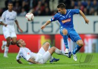 Fussball 1. Bundesliga : Nicolas Plestan (li, FC Schalke 04) gegen Vedad Ibisevic (re, TSG 1899 Hoffenheim)