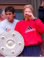 Fussball:  Roque Santa Cruz und Oliver Kahn (v. li.) jubelt mit Meisterschale