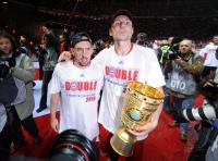 Fussball: DFB Pokal Finale: JUBEL Franck Ribery, Mark van Bommel (v. li., FCB)