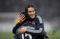 Fussball Bundesliga  Ze Roberto und  TONI  ( Bayern Muenchen)