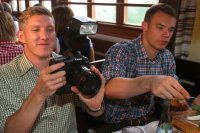 FUSSBALL 1. BUNDESLIGA: Bastian Schweinsteiger macht Fotos in der Kaefer Wiesnschaenke mit Torwart Manuel Neuer (v. li., )