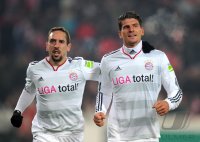 Fussball DFB Pokal, Saison 2011/2012, Viertelfinale: Jubel nach dem Tor zum 0:2 Franck Ribery mit Mario Gomez (v.li, FC Bayern Muenchen)