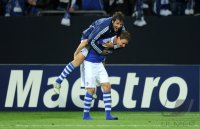 Fussball CHL  Saison 2010/2011:  JUBEL nach dem SIEG , Raul auf Benedikt Hoewedes  (FC Schalke 04)