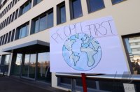 Protestplakat: People first vor dem Tuebinger biopharmazeutisches Unternehmen CureVac AG