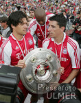 Fussball 1. Bundesliga  FC Bayern Muenchen bekommt die Meisterschale