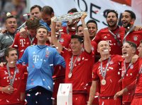 Fussball, 1. Bundesliga  Saison 13/14: Jubel FC Bayern Muenchen mit Schale