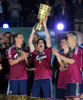Fussball: DFB Pokal Finale: Jubel mit POKAL Benedikt Hoewedes, Jose Manuel Jurado, Peer Kluge (v. li., FC Schalke 04)