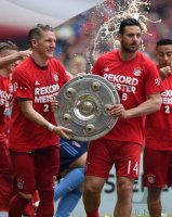 Fussball, 1. Bundesliga  Saison 13/14: Jubel FC Bayern Muenchen mit Schale