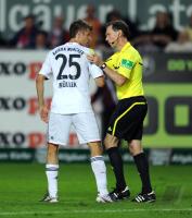 Fussball 1. Bundesliga :  Thomas Mueller (FC Bayern Muenchen) mit Schiri Florian Meyer