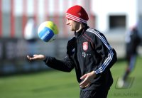 Fussball 1. Bundesliga: Thomas Mueller (FC Bayern Muenchen) spielt Volleyball