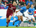 Fussball 1. Bundesliga: Bochum - Lautern, Zweikampf