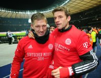 Fussball, 1. Bundesliga  Saison 2013/2014: JUBEL Bastian Schweinsteiger (FC Bayern Muenchen) und Thomas Mueller (FC Bayern Muenchen)