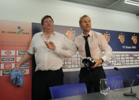 Fussball  International:  Schweizer Meister 10/11 FC Basel; Bier-Wasserdusche  Trainer Thorsten Fink