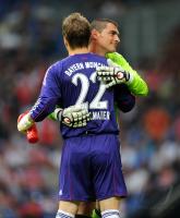 FUSSBALL: LIGA TOTAL CUP 2010 , Torwart Rouven Sattelmeier (li, FCB) mit Faryd Mondragon (re, Koeln)