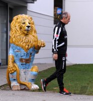 2. Fussball Bundesliga: Trainer Reiner Maurer (1860 Muenchen) vor dem LOEWEN MASKOTTCHEN