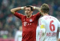 Fussball 1. Bundesliga, Saison 2012/2013: Enttaeuschung bei Mario Mandzukic (li, FC Bayern Muenchen) und Simon Rolfes (Bayer 04 Leverkusen)