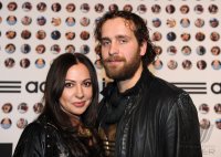 Fussball Saison 2010/2011: Schauspielerin Simone Thomalla mit Handballer  Silvio Heinevetter