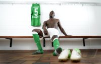 Fussball 1. Bundesliga, Saison 2012/2013, Werder Bremen: Assani Lukimya im exklusiven Pressefoto ULMER Fotoshooting