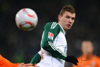 Fussball: 1. Bundesliga Saison 2010/2011: Wolfsburg, DZEKO am Ball