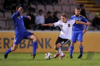 Fussball International:  Maksym Imerekov (li., Ukraine) gegen Lewis Holtby (re, Deutschland)