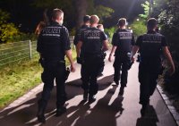 Tuebinger Nachtleben, Menschenansammlung im Bota (Alte Botanischen Garten) in der Nacht auf Samstag