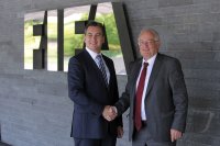 Fussball  International:  Michael J. Garcia (USA) und Richter Hans-Joachim Eckert (Deutschland)