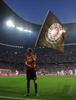 Fussball 1. Bundesliga : Saisoneroeffnung in der Allianz Arena mit einem Fahnentraeger FC St. PAULI