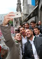 Fussball 1. Bundesliga  Meisterfeier FC Bayern Muenchen 14/15: Team mit Schale