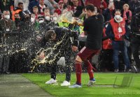Fussball 1. Bundesliga Saison 21/22: JUBEL FC Bayern Muenchen feiert die 32. Meisterschaft