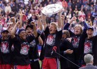 Fussball  1. Bundesliga  2000/2001: JUBEL FC Bayern Muenchen mit Meisterschale
