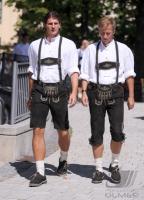 1. Fussball Bundesliga : FC Bayern in Lederhosen bei Paulaner