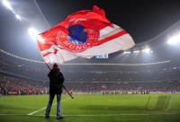 FUSSBALL  International CHL 09/10 : UEBERSICHT der ALLIANZ ARENA mit einem FCB  Fahnentraeger