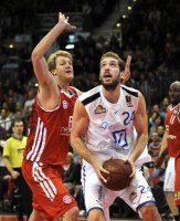 Basketball 1. Bundesliga 2011/2012: Jan HENDRIK JAGLA (li, FC Bayern Muenchen) gegen Tim Ohlbrecht  (Fraport Skyliners)