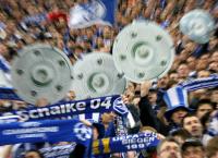 Fussball 1. Bundesliga: S04, Fans mit Meisterschalen