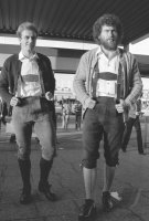 Fussball 1. Bundesliga Bayern in Tracht: Rummenigge, Breitner