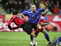 Fussball 1. Bundesliga: Leverkusen - Berlin, Zweikampf